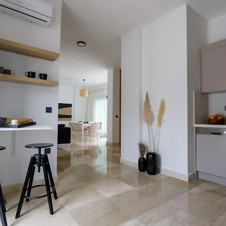 Luxury 4 Bedroom With Private Pool 200m To - Yeni Dunya