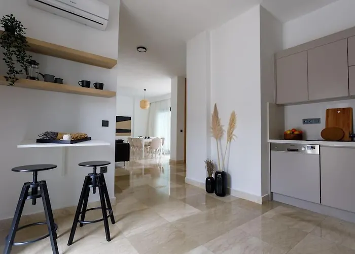 Luxury 4 Bedroom With Private Pool 200m To - Yeni Duenya